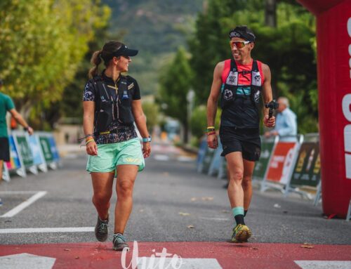 Javier Ordieres y Paula Peke buscan componentes para su equipo.